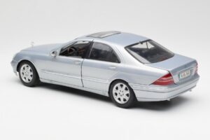 Mercedes S-Class W220 Ljusblå Maisto 1:18 56050 Metall — bild 7 av 8