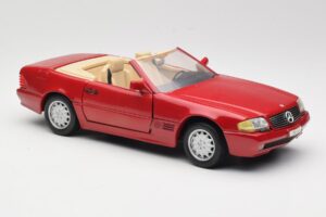Mercedes SL500 R129 Röd Revell 1:18 08927 Metall — bild 6 av 8