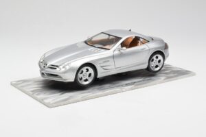 Mercedes SLR Vision Silver Begränsad Upplaga Med Aluminiumsockel Bburago 1:18 B66962102 Metall