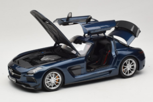 Mercedes SLS AMG Black Series Daytona Blue Metallic Minichamps 1:18 110033026 Metall — bild 2 av 8