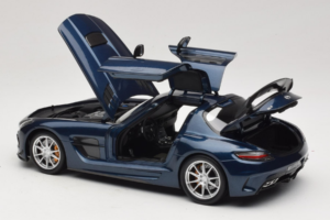 Mercedes SLS AMG Black Series Daytona Blue Metallic Minichamps 1:18 110033026 Metall — bild 5 av 8