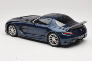 Mercedes SLS AMG Black Series Daytona Blue Metallic Minichamps 1:18 110033026 Metall — bild 7 av 8