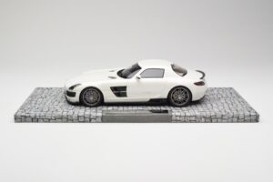 Mercedes Brabus SLS AMG 700 Biturbo Pearl Vit Minichamps 1:18 107032020 Metall — bild 3 av 6