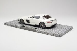 Mercedes Brabus SLS AMG 700 Biturbo Pearl Vit Minichamps 1:18 107032020 Metall — bild 5 av 6
