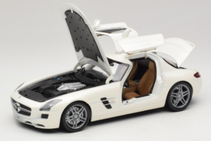 Mercedes SLS AMG Designo Mystic White Museum Edition Minichamps 1:18 B66055551 Metall — bild 2 av 8