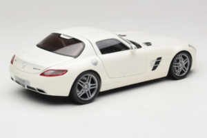 Mercedes SLS AMG Designo Mystic White Museum Edition Minichamps 1:18 B66055551 Metall — bild 3 av 8