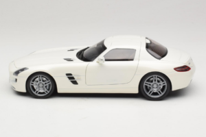 Mercedes SLS AMG Designo Mystic White Museum Edition Minichamps 1:18 B66055551 Metall — bild 4 av 8