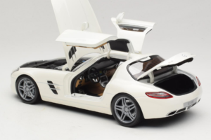 Mercedes SLS AMG Designo Mystic White Museum Edition Minichamps 1:18 B66055551 Metall — bild 5 av 8