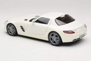 Mercedes SLS AMG Designo Mystic White Museum Edition Minichamps 1:18 B66055551 Metall — bild 7 av 8