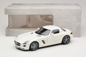 Mercedes SLS AMG Designo Mystic White Museum Edition Minichamps 1:18 B66055551 Metall — bild 8 av 8
