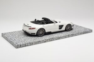 Mercedes Brabus SLS AMG 700 Biturbo Roadster Pearl Vit Minichamps 1:18 107032130 Metall — bild 2 av 6
