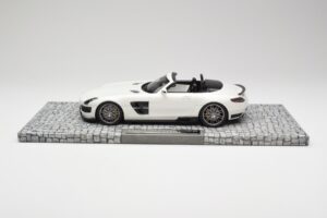 Mercedes Brabus SLS AMG 700 Biturbo Roadster Pearl Vit Minichamps 1:18 107032130 Metall — bild 3 av 6