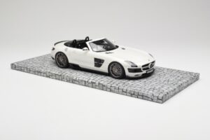 Mercedes Brabus SLS AMG 700 Biturbo Roadster Pearl Vit Minichamps 1:18 107032130 Metall — bild 4 av 6