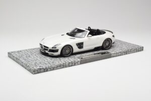 Mercedes Brabus SLS AMG 700 Biturbo Roadster Pearl Vit Minichamps 1:18 107032130 Metall