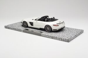 Mercedes Brabus SLS AMG 700 Biturbo Roadster Pearl Vit Minichamps 1:18 107032130 Metall — bild 5 av 6