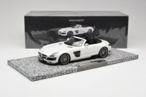 Mercedes Brabus SLS AMG 700 Biturbo Roadster Pearl Vit Minichamps 1:18 107032130 Metall — bild 6 av 6