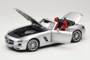 Mercedes SLS AMG Roadster Iridium Silver Minichamps 1:18 B66960078 Metall — bild 2 av 8