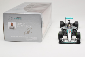 Mercedes W06 #44 L. Hamilton Mercedes AMG Petronas United States Grand Prix Winner World Champion 2015 Minichamps 1:18 110150 — bild 6 av 7