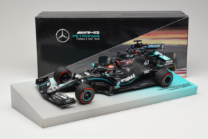Mercedes W11 #63 G. Russell Mercedes AMG Petronas Sakhir Grand Prix 2020 Minichamps 1:18 113201663 Resin — bild 7 av 7