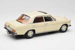 Mercedes W115 Strich 8 Gräddfärgad Sun Star 1:18 4581 Metall — bild 3 av 8
