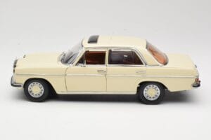 Mercedes W115 Strich 8 Gräddfärgad Sun Star 1:18 4581 Metall — bild 4 av 8