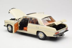 Mercedes W115 Strich 8 Gräddfärgad Sun Star 1:18 4581 Metall — bild 5 av 8