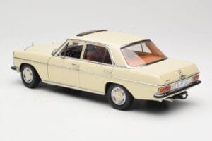 Mercedes W115 Strich 8 Gräddfärgad Sun Star 1:18 4581 Metall — bild 7 av 8