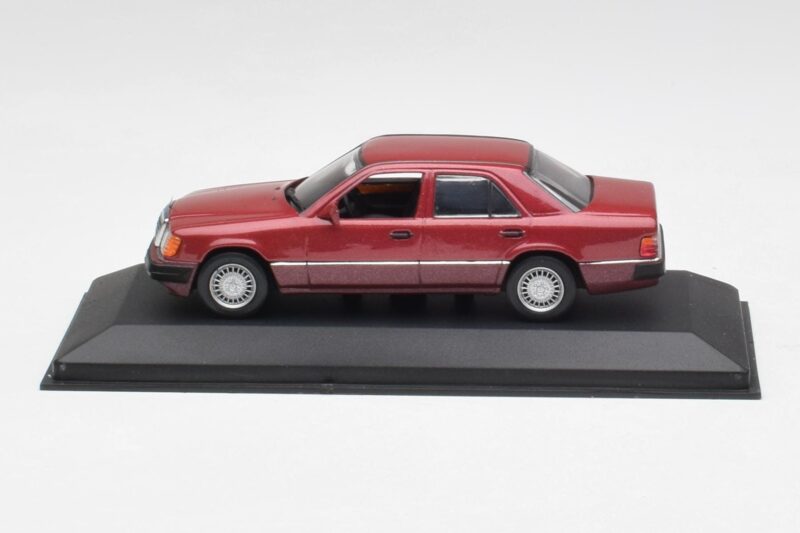 Mercedes 300D W124 Röd Minichamps 1:43 3209 Metall