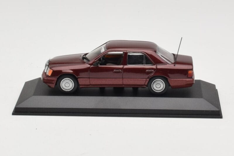Mercedes W124 Dark Red Metallic Minichamps 1:43 MB002 Metall