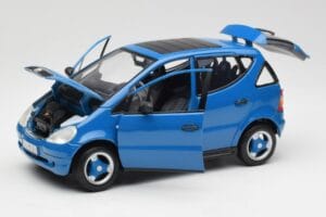 Mercedes A-Class W168 Azure Blå Maisto 1:18 50311 Metall — bild 2 av 8