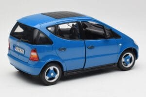 Mercedes A-Class W168 Azure Blå Maisto 1:18 50311 Metall — bild 3 av 8