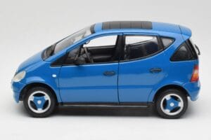 Mercedes A-Class W168 Azure Blå Maisto 1:18 50311 Metall — bild 4 av 8