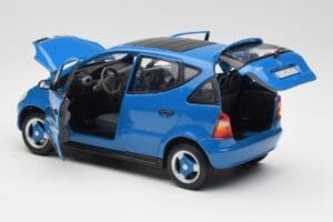 Mercedes A-Class W168 Azure Blå Maisto 1:18 50311 Metall — bild 5 av 8