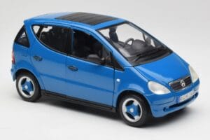 Mercedes A-Class W168 Azure Blå Maisto 1:18 50311 Metall — bild 6 av 8