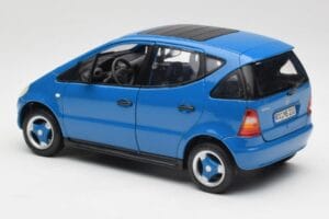 Mercedes A-Class W168 Azure Blå Maisto 1:18 50311 Metall — bild 7 av 8