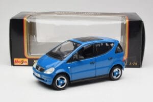 Mercedes A-Class W168 Azure Blå Maisto 1:18 50311 Metall — bild 8 av 8