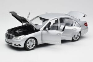Mercedes E-Klass W212 Avantgarde Iridium Silver Lack Utgåva 2 Minichamps 1:18 B66960212-D2 Metall — bild 2 av 11
