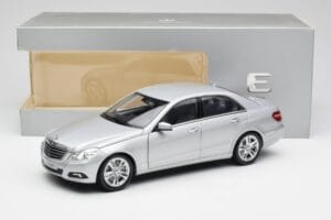 Mercedes E-Klass W212 Avantgarde Iridium Silver Lack Utgåva 2 Minichamps 1:18 B66960212-D2 Metall — bild 11 av 11