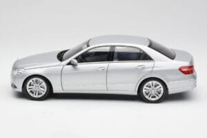 Mercedes E-Klass W212 Avantgarde Iridium Silver Lack Utgåva 2 Minichamps 1:18 B66960212-D2 Metall — bild 4 av 11