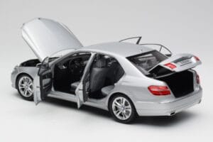Mercedes E-Klass W212 Avantgarde Iridium Silver Lack Utgåva 2 Minichamps 1:18 B66960212-D2 Metall — bild 5 av 11