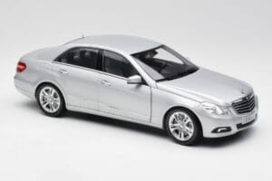 Mercedes E-Klass W212 Avantgarde Iridium Silver Lack Utgåva 2 Minichamps 1:18 B66960212-D2 Metall — bild 6 av 11