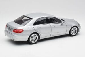 Mercedes E-Klass W212 Avantgarde Iridium Silver Lack Utgåva 1 Minichamps 1:18 B66960212-D1 Metall — bild 3 av 11