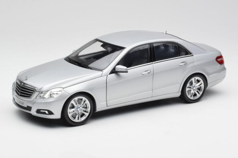 Mercedes E-Klass W212 Avantgarde Iridium Silver Lack Utgåva 1 Minichamps 1:18 B66960212-D1 Metall