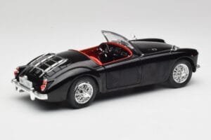 MGA English Roadster Svart Revell 1:18 84559091 Metall — bild 3 av 8
