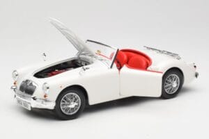MGA Roadster Old English White Revell 1:18 08455 Metall — bild 2 av 8