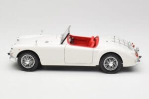 MGA Roadster Old English White Revell 1:18 08455 Metall — bild 4 av 8