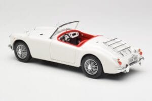 MGA Roadster Old English White Revell 1:18 08455 Metall — bild 7 av 8
