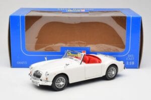MGA Roadster Old English White Revell 1:18 08455 Metall — bild 8 av 8