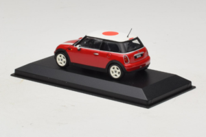 Mini Cooper Röd Med Japansk Flagga Minichamps 1:43 80420309024-R1 Metall — bild 3 av 5