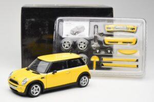 Mini Cooper One R50 Aerodynamikpaket Gul Kyosho 1:18 80430148553 Metall — bild 8 av 8